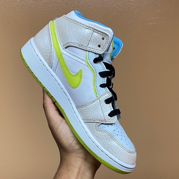 Jordan 1 Mid SE “Platinum Tint Blue Tint University Blue Volt” Size 7 Women’s - Picture 11 of 17